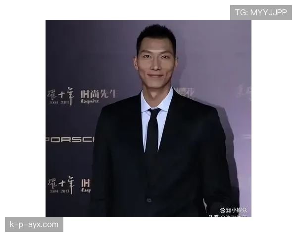 易建联家里冰箱贴都是NBA球队logo，连牛奶盒都得按训练日程排班